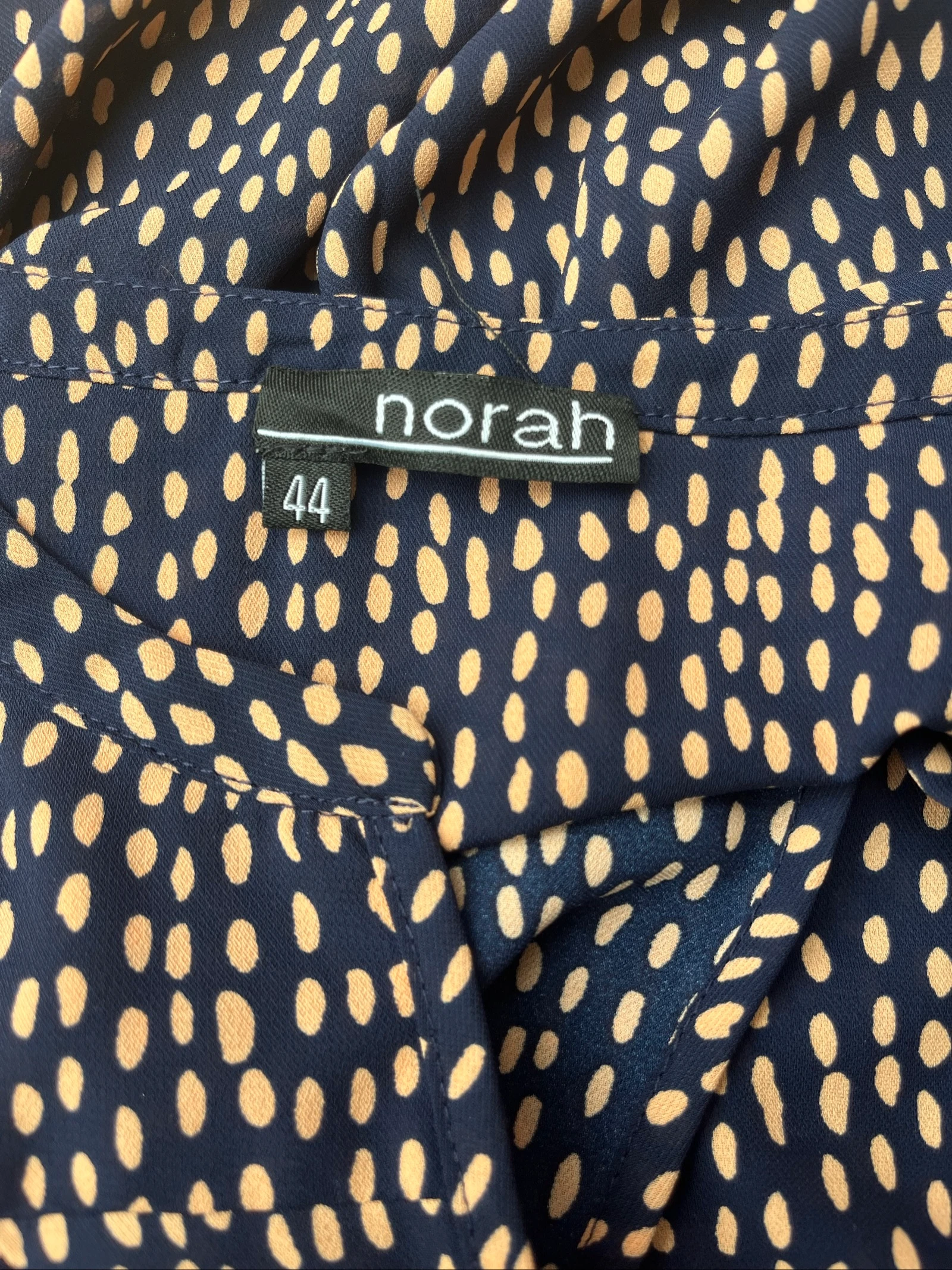 🌺 𝒎𝒛 | Blusa Norah | Azul escuro com pontos camel | Tamanho 44 | Caimento fluido – photo 5